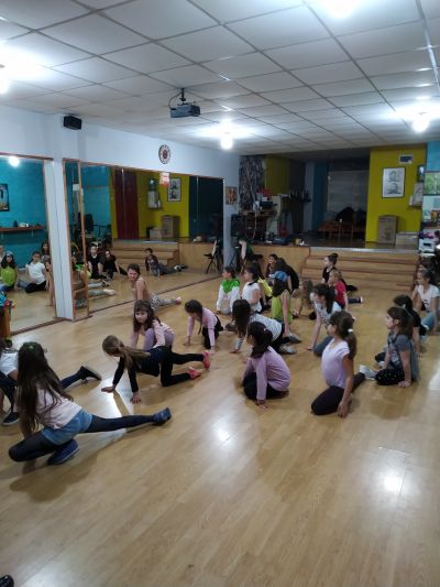 загрявка в детската група по танци плевен - Trifonov dance academy - Плевен